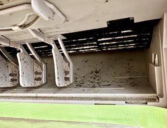 カビが確認できるエアコン吹き出し口