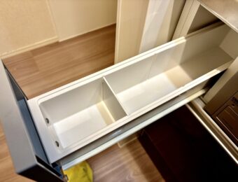 クリーニング後のキッチン備え付けの引き出し
