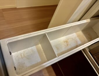 油や生活汚れの目立つキッチンの引き出し