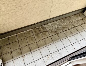 長年の汚れが蓄積したベランダ