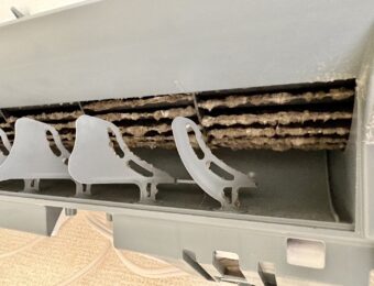 大量のヘドロが付着したエアコン内部