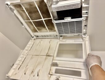 浴室換気扇内部に付着した汚れ