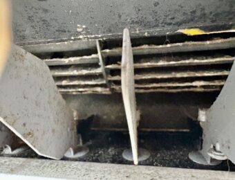 ホコリの付着したエアコン送風口