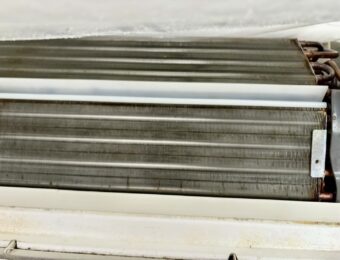 クリーニング後のエアコン熱交換器