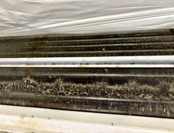 カビとホコリに覆われたエアコンの熱交換器