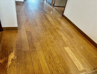 経年劣化により傷みの目立つフローリング