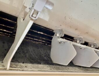 黒カビの汚れが目立つエアコン