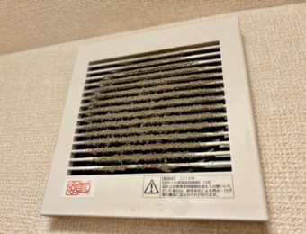 ホコリ詰まりの目立つトイレ用換気扇
