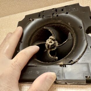 ホコリが付着したトイレ用換気扇の内部