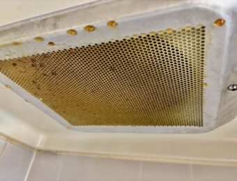 油汚れが目立つキッチン換気扇