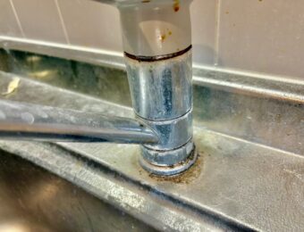 水垢汚れの目立つキッチンシンクの蛇口