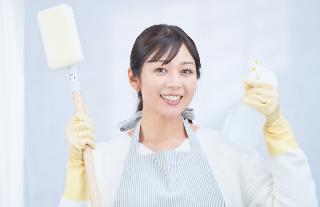 ヘドロや汚れを丁寧にこすり落とす