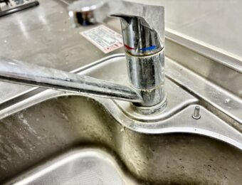 水垢汚れの目立つキッチンシンク