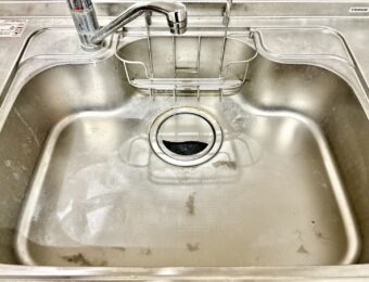 水垢の目立つキッチンシンク