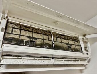 長年放置したエアコン内部
