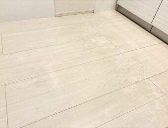 キッチン床の生活汚れと黒ずみ