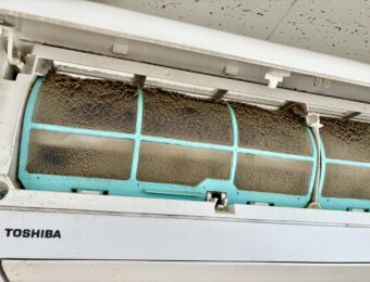 蓄積されているエアコンのホコリ