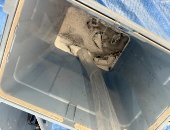 業務用エアコン洗浄後の汚水