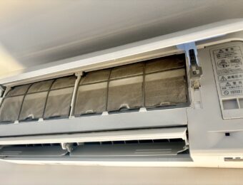 ホコリに覆われたエアコンフィルター