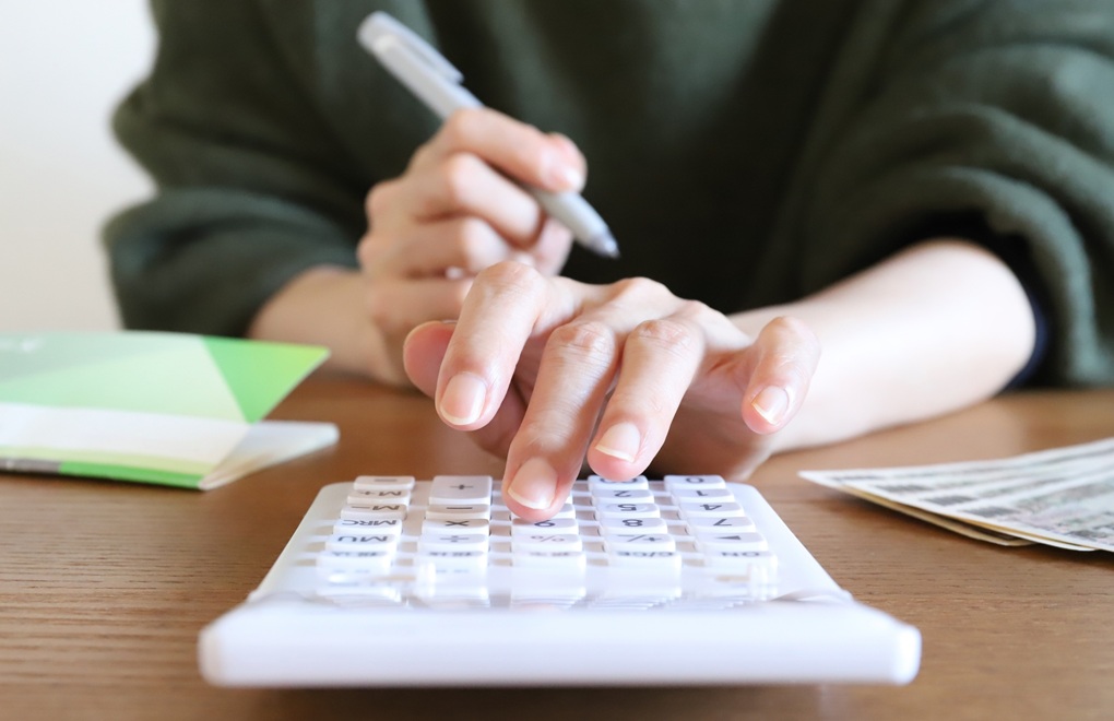 冷暖房効率が低下して、電気代が上がる