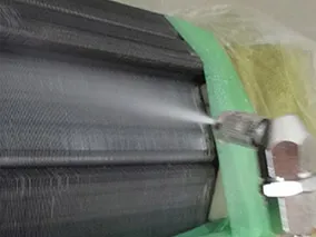 熱交換器を高圧洗浄している
