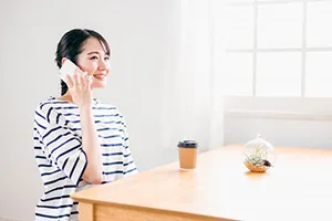 問い合わせをしている女性