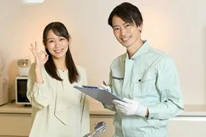 作業完了確認をしているスタッフとお客様